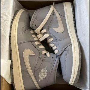 WMNS Air Jordan 1 Mid - Size 9
